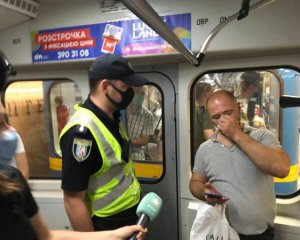 Всі чемні лише на вході - у столичному метро перевірили масковий режим