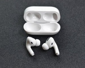 У вусі чоловіка вибухнув навушник AirPods