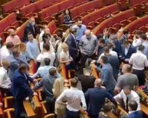 &quot;Выборы мы уже проиграли&quot;: фракция &quot;Слуга народа&quot; поспорила в Раде (видео)