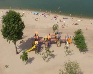 Столичні пляжі відкрили для купання