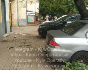 Падіння жінки з дитиною з вікна квартири у Києві: що кажуть в поліції