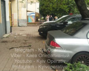 Падіння жінки з дитиною з вікна квартири у Києві: що кажуть в поліції