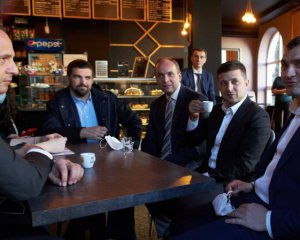 Оштрафували чиновників, які пили каву із Зеленським у Хмельницькому