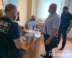 Поліцейські відбирали товар у наркоторговців і збували його самі