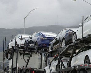 Мужчина случайно заказал 27 одинаковых моделей Tesla