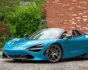 78-річний чоловік купив надпотужний спорткар McLaren