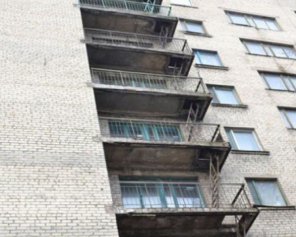 3-летняя девочка выпала с 9-го этажа, пока родители были в другой комнате