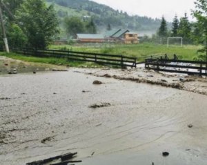 &quot;Ніч не спали, відкачували воду&quot; - село на Прикарпатті повінь відрізала з обох боків