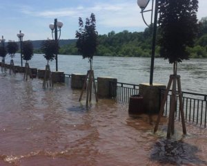 Велика вода дійшла до Вінниччини: показали відео перших підтоплень