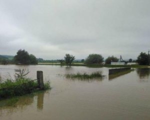 Річка змила на своєму шляху дамбу: людей евакуйовують