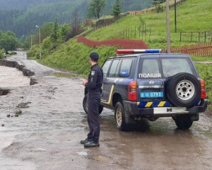 Дністер затопив дороги міжнародного значення