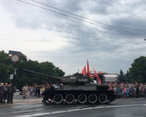 В Крыму танк чуть не въехал в толпу на параде