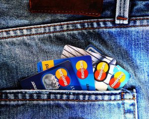 Попит на кредитні картки зріс: банкіри пояснили чому