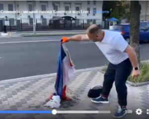 Мэр Конотопа поспорил с Шарием и сжег российский флаг