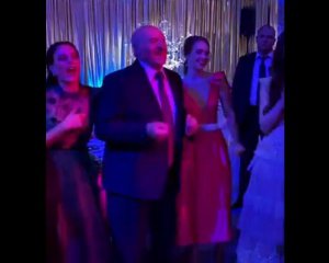 Лукашенко танцевал с выпускниками под украинские песни