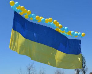 В сторону Донецка запустили гигантский флаг