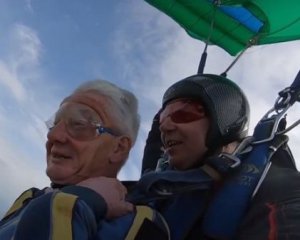 &quot;Не хочу сидеть на лавочке&quot;: 73-летний пенсионер прыгнул с парашютом - видео