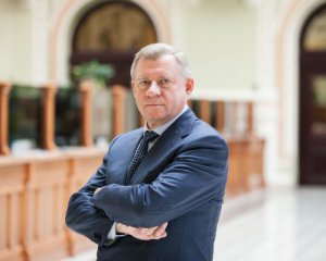 Резкий скачок доллара, проблемы с МВФ, инфляция - что думают бизнес и эксперты об отставке Смолия