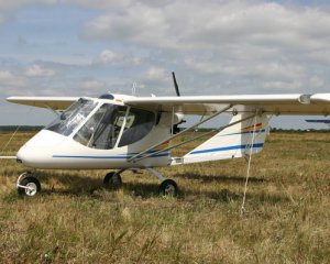 Упав двомісний літак, пілот якого був без ліцензії та з психічним захворюванням