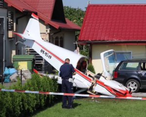 Спортивний літак упав на будинок