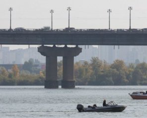 На столичному мосту Патона знову прорвало трубопровід