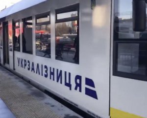 Укрзализныця возобновила 12 пригородных поездов