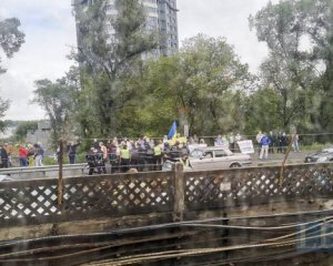 Перекрыли мост, идут по переходу: киевляне протестуют против застройки