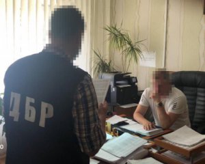 ДБР повідомило про підозру прикордоннику, який випустив Порошенка на Мальдіви