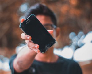 Samsung не комплектуватиме смартфони зарядними пристроями