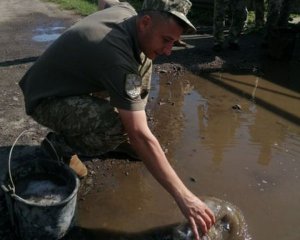 Військові перед візитом Зеленського вигрібали воду з калюж — ЗМІ