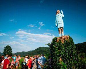 Деревянную статую Мелании Трамп сожгли на ее родине