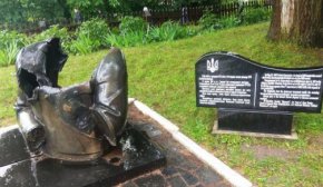 Взорвали памятники Бандере и Коновальцу