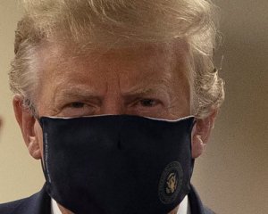 Впервые с начала карантина: Трамп одел защитную маску