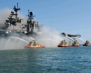 В США горел десантный корабль: видео пожара