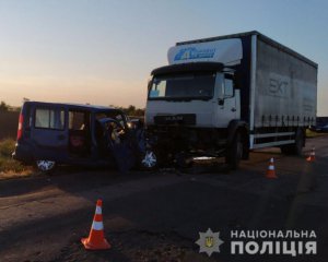 Смертельна аварія на трасі: мікроавтобус влетів під вантажівку