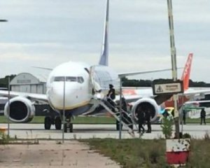 Сообщили о бомбе на борту: самолет Ryanair экстренно сел в Лондоне