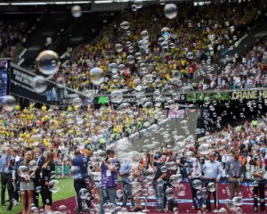 Клуб Ярмоленка випускає перед початком гри 50-60 тисяч мильних бульбашок