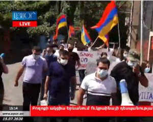 Посольство Украины в Ереване облили борщом из-за заявлений о конфликте с Азербайджаном
