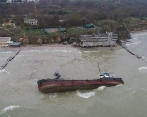С затонувшего танкера Delfi под Одессой произошел новый выброс топлива