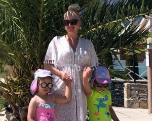 Отдых без няни: Бужинская с 3-летними двойняшками полетела за границу