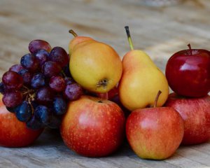 Від персиків до раннього винограду: які ягоди та фрукти активно продають на базарах