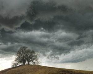 Вітер, грози, дощі: синоптики попереджають про невтішну погоду на вихідні