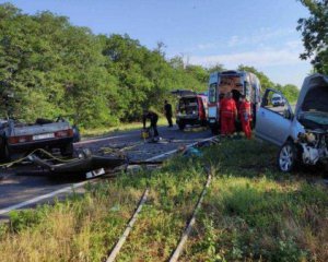 Загинули 4 однокласників і подружжя: подробиці масштабної аварії під Одесою