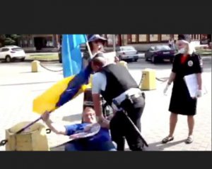 Затримали росіянина, який збив поліцейському шапку прапором України