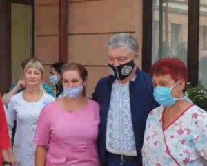Порошенко передав 1800 швейцарських тестів на коронавірус лікарням Тернопільщини