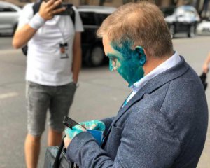 Відомого антиукраїнськими заявами нардепа Волошина облили зеленкою. Він пригрозив ветеранам: "Мы вас всех найдем"