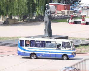 Луцький терорист стріляє з вікон автобуса