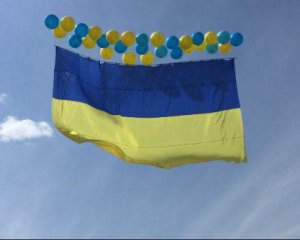 Розлючені бойовики намагалися збити український прапор над окупованим Донбасом