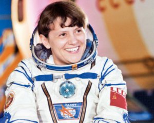 Женщина впервые вышла в открытый космос