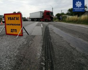 Показали момент столкновения фуры, легковушки и маршрутки во время смертельного ДТП под Киевом